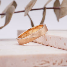 Load image into Gallery viewer, Lucce Arcus Brushed 5mm 14K Yellow Gold