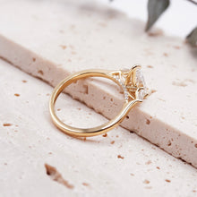 Load image into Gallery viewer, Lucce Sophia Pear Moissanite