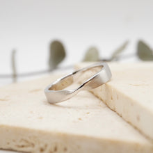 Load image into Gallery viewer, Lucce Esso Brushed 5mm 14K White Gold