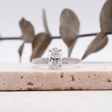 Load image into Gallery viewer, Lucce Verona Pave Oval Platinum