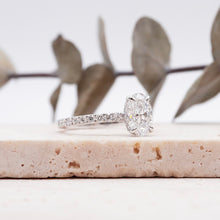 Load image into Gallery viewer, Lucce Verona Pave Oval Platinum