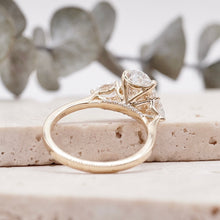 Load image into Gallery viewer, Lucce Sophia Oval Luxe Moissanite