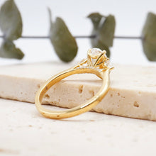 Load image into Gallery viewer, Lucce Sophia Pear Moissanite