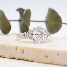 Load image into Gallery viewer, Lucce Stella Oval Moissanite