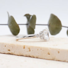 Load image into Gallery viewer, Lucce Stella Oval Moissanite