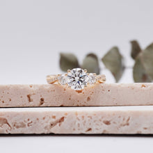 Load image into Gallery viewer, Lucce Fiore Trio Round Moissanite