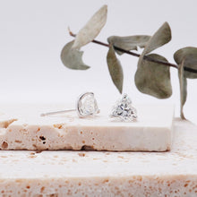 Load image into Gallery viewer, Lucce Jasmine Earrings Heart Diamond