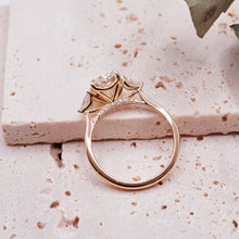 Load image into Gallery viewer, Lucce Sophia Oval Moissanite