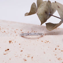 Load image into Gallery viewer, Della Moissanite