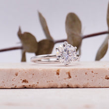 Load image into Gallery viewer, Lucce Miriam Round Moissanite