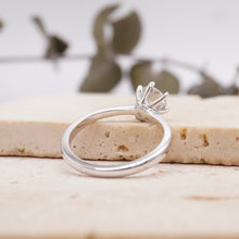 Load image into Gallery viewer, Lucce Miriam Round Moissanite