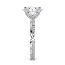 Load image into Gallery viewer, Lucce Fiore Oval Diamond