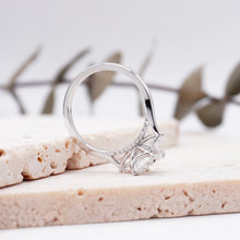 Load image into Gallery viewer, Lucce Sophia Emerald Moissanite