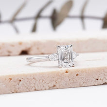 Load image into Gallery viewer, Lucce Sophia Emerald Moissanite