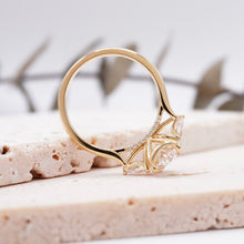 Load image into Gallery viewer, Lucce Sophia Oval Luxe Moissanite