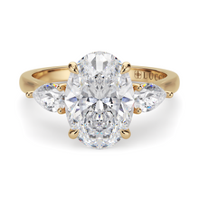 Load image into Gallery viewer, LUCCE SOPHIA™ Luxe Oval Lab Diamond 3.01ct E VVS2 IGI 18K Yellow Gold