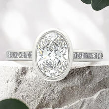 Load image into Gallery viewer, Lucce Carla Pavé Oval Diamond
