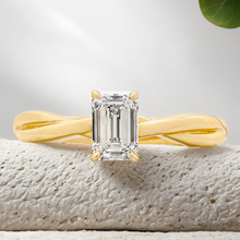 Load image into Gallery viewer, Lucce Fiore Solitaire Emerald Diamond