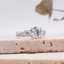 Load image into Gallery viewer, Lucce Fiore Trio Round Moissanite
