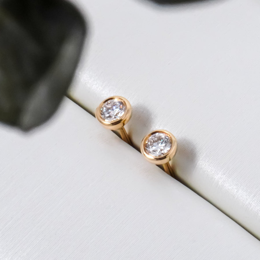 Load image into Gallery viewer, LUCCE CARLISLE™ 6-Petal Earrings Round Diamond
