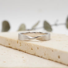 Load image into Gallery viewer, Lucce Esso Brushed 4mm 14K White Gold
