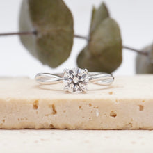 Load image into Gallery viewer, Fiore Solitaire Round Diamond
