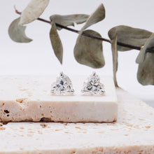 Load image into Gallery viewer, Lucce Jasmine Earrings Heart Diamond

