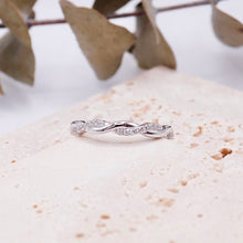 Load image into Gallery viewer, Fiore Band Moissanite
