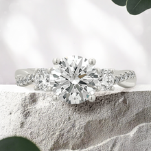 Load image into Gallery viewer, Lucce Fiore Trio Round Lab Diamond 1.51ct E VVS2 Id IGI Platinum
