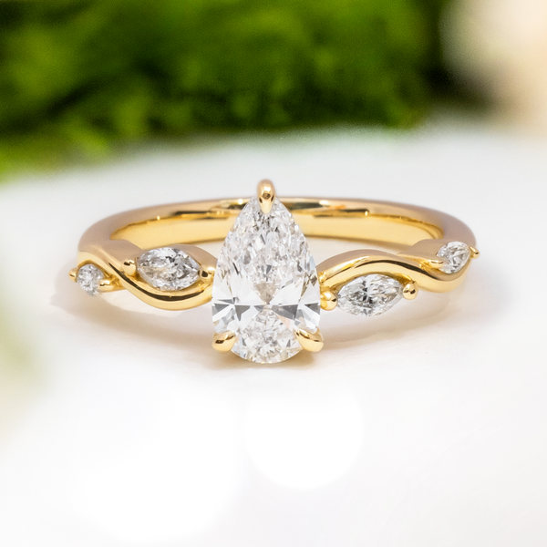 LUCCE CONSTANCE™ Viello Pear Lab Diamond 0.74ct D VVS2 IGI 14K Yellow Gold