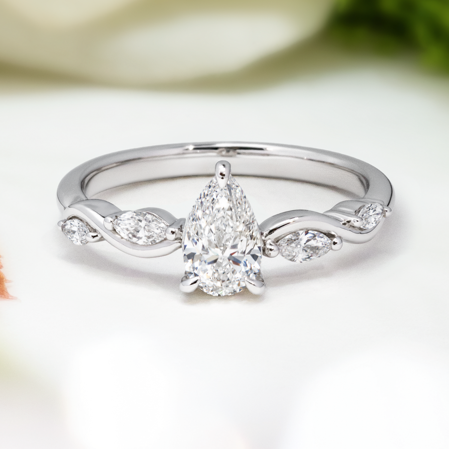 Load image into Gallery viewer, LUCCE CONSTANCE™ Viello Pear Natural Diamond 0.70ct H VS2 GIA Platinum
