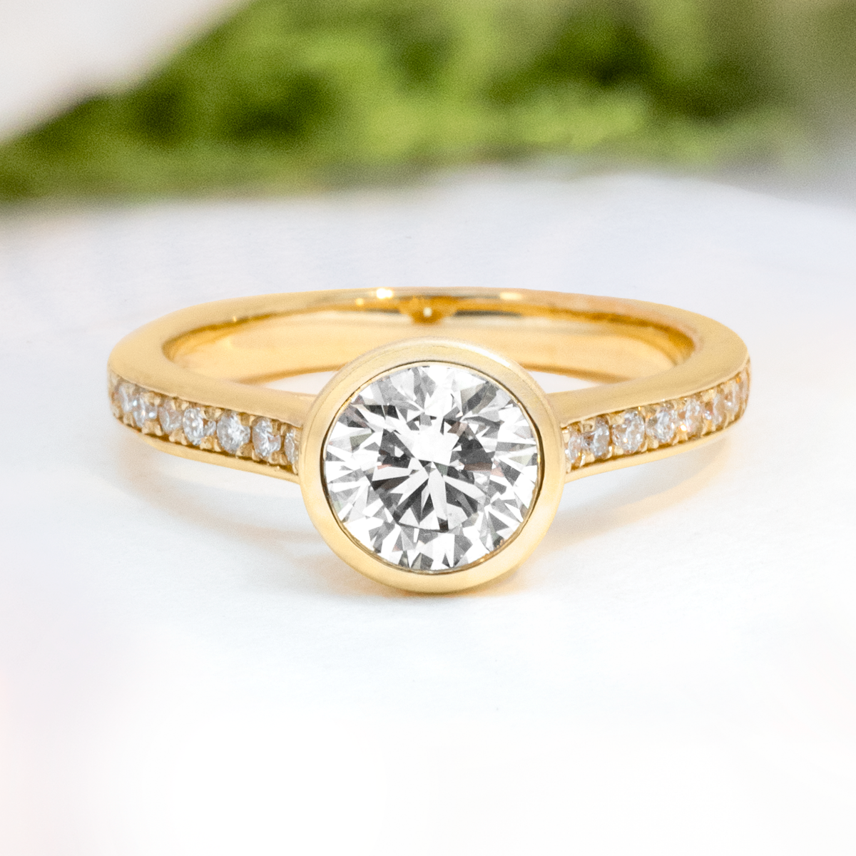 Load image into Gallery viewer, LUCCE CARLISLE™ Pavé Round Lab Diamond 1.03ct D VVS2 IGI 14K Yellow Gold
