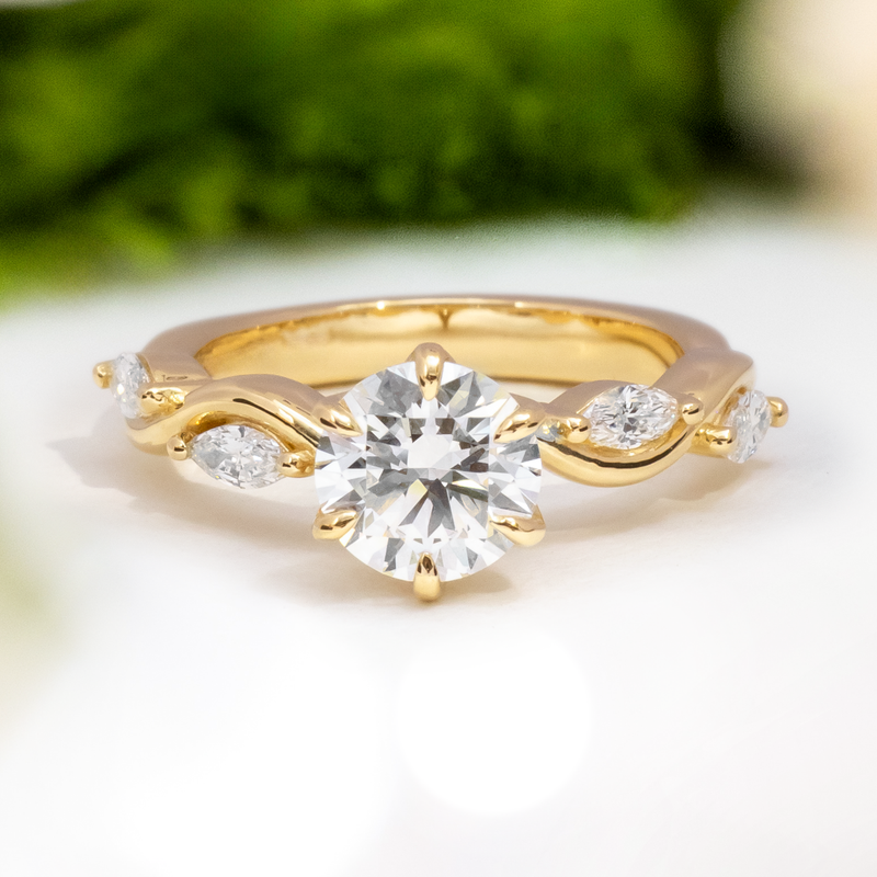 LUCCE CONSTANCE™ Petal Round Lab Diamond 1.03ct D VS1 Id IGI 14K Yellow Gold