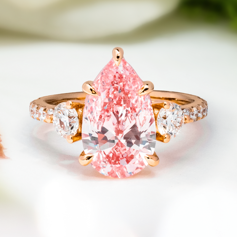 LUCCE SOPHIA™ Siena Pear ROSÉ™ Pink Lab Diamond 3.15ct FVP VVS2 IGI 18K Rose Gold