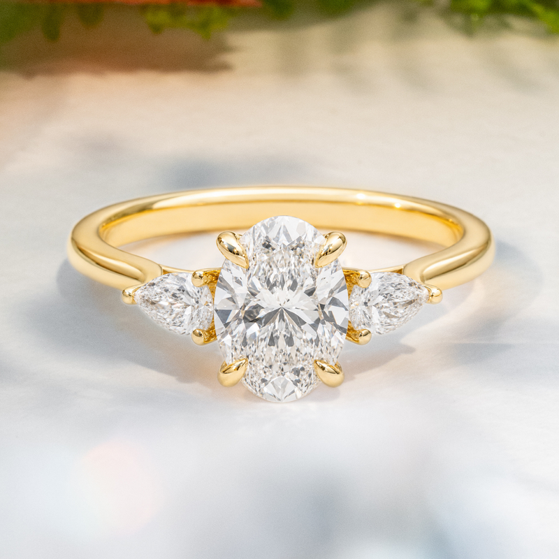 LUCCE SOPHIA™ Oval Lab Diamond 1.55ct E VVS2 IGI 18K Yellow Gold