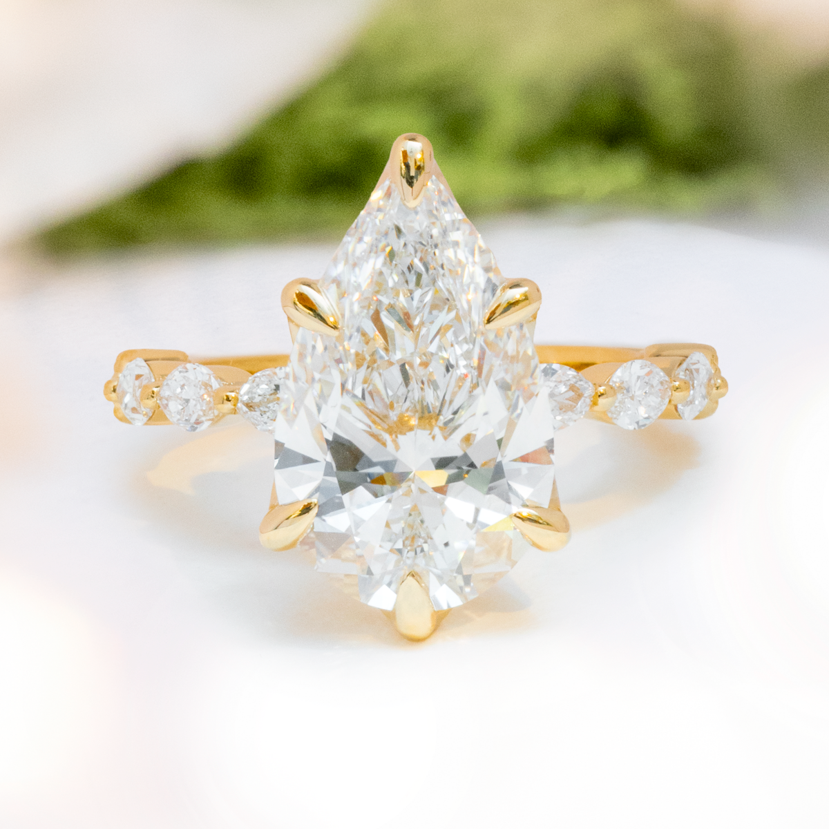 Load image into Gallery viewer, LUCCE MARCHESA™ Pear Lab Diamond 5.74ct F VVS2 IGI 18K Yellow Gold
