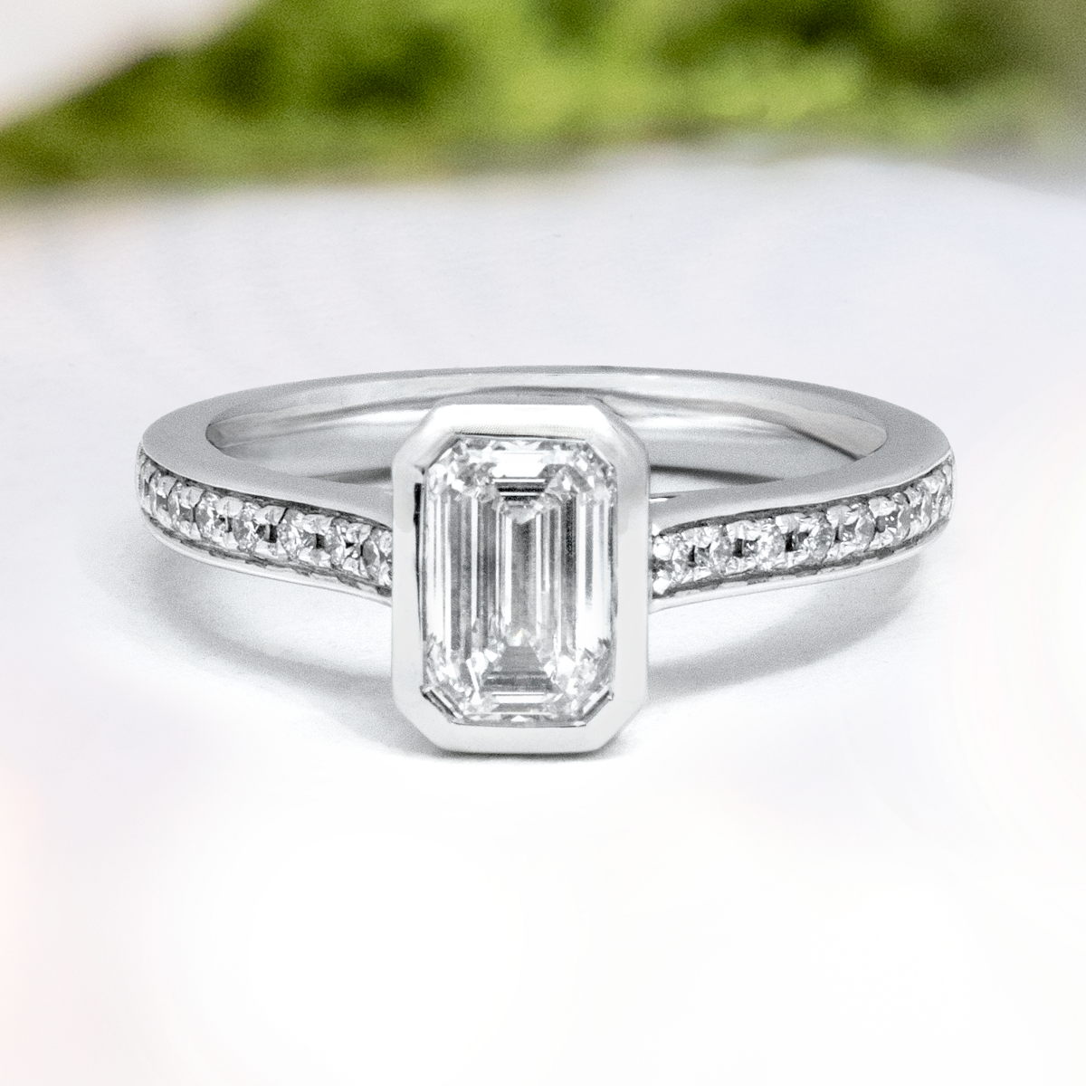 Load image into Gallery viewer, LUCCE CARLISLE™ Pavé Emerald Lab Diamond 0.85ct E VVS1 IGI 14K White Gold
