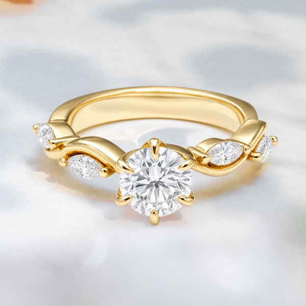 LUCCE CONSTANCE™ Petal Round Lab Diamond 0.82ct D VS1 Id IGI 18K Yellow Gold