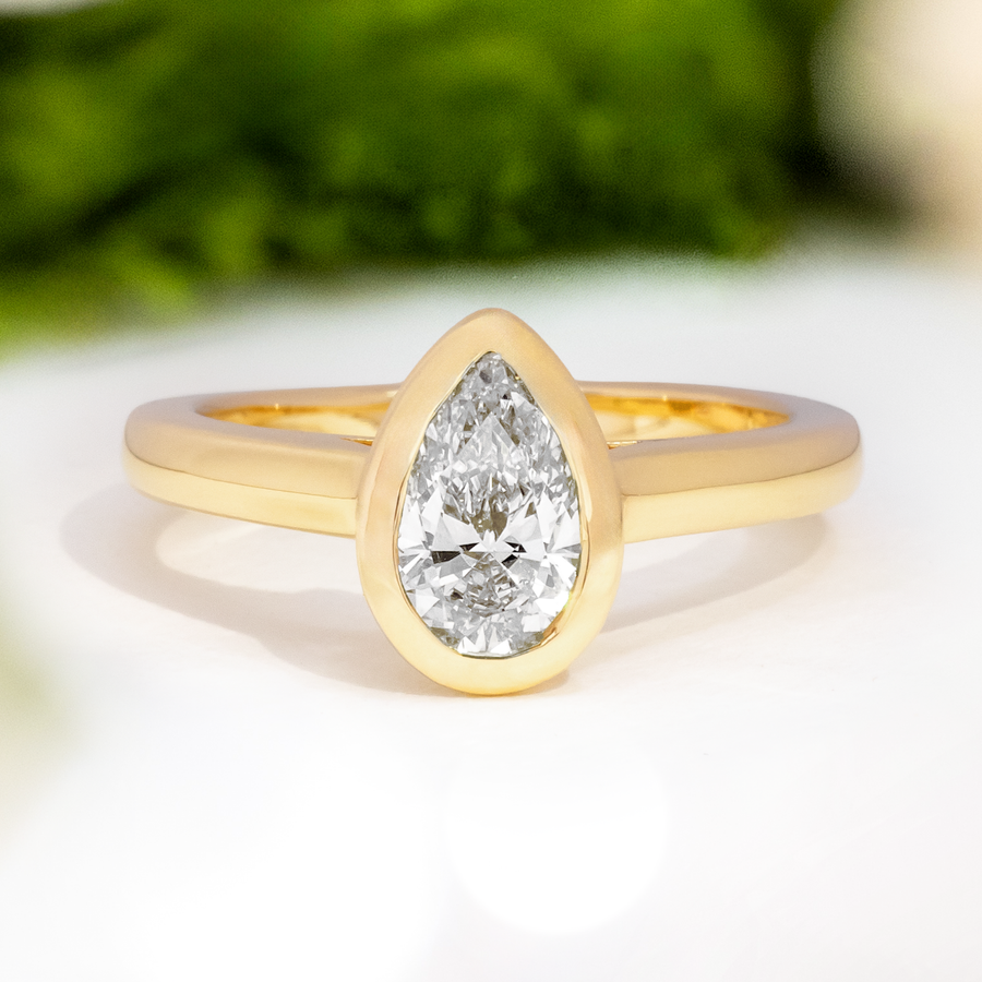Load image into Gallery viewer, LUCCE CARLISLE™ Pear Lab Diamond 0.83ct D VVS2 IGI 14K Yellow Gold
