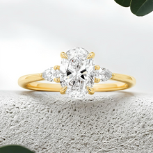 Load image into Gallery viewer, LUCCE SOPHIA™ Oval Lab Diamond 1.01ct D VVS2 IGI 14K Yellow Gold
