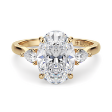 Load image into Gallery viewer, LUCCE SOPHIA™ Oval Lab Diamond 1.50ct E VVS2 IGI 18K Yellow Gold
