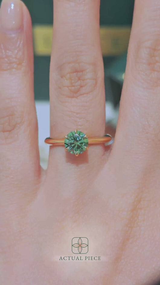 LUCCE ECUADORIAN™ Round VERDANT™ Lab Diamond 1.00ct Fancy Vivid Green VS1 Id IGI 18K Yellow Gold