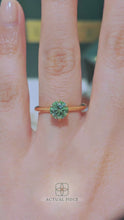 Load and play video in Gallery viewer, LUCCE ECUADORIAN™ Round VERDANT™ Lab Diamond 1.00ct Fancy Vivid Green VS1 Id IGI 18K Yellow Gold
