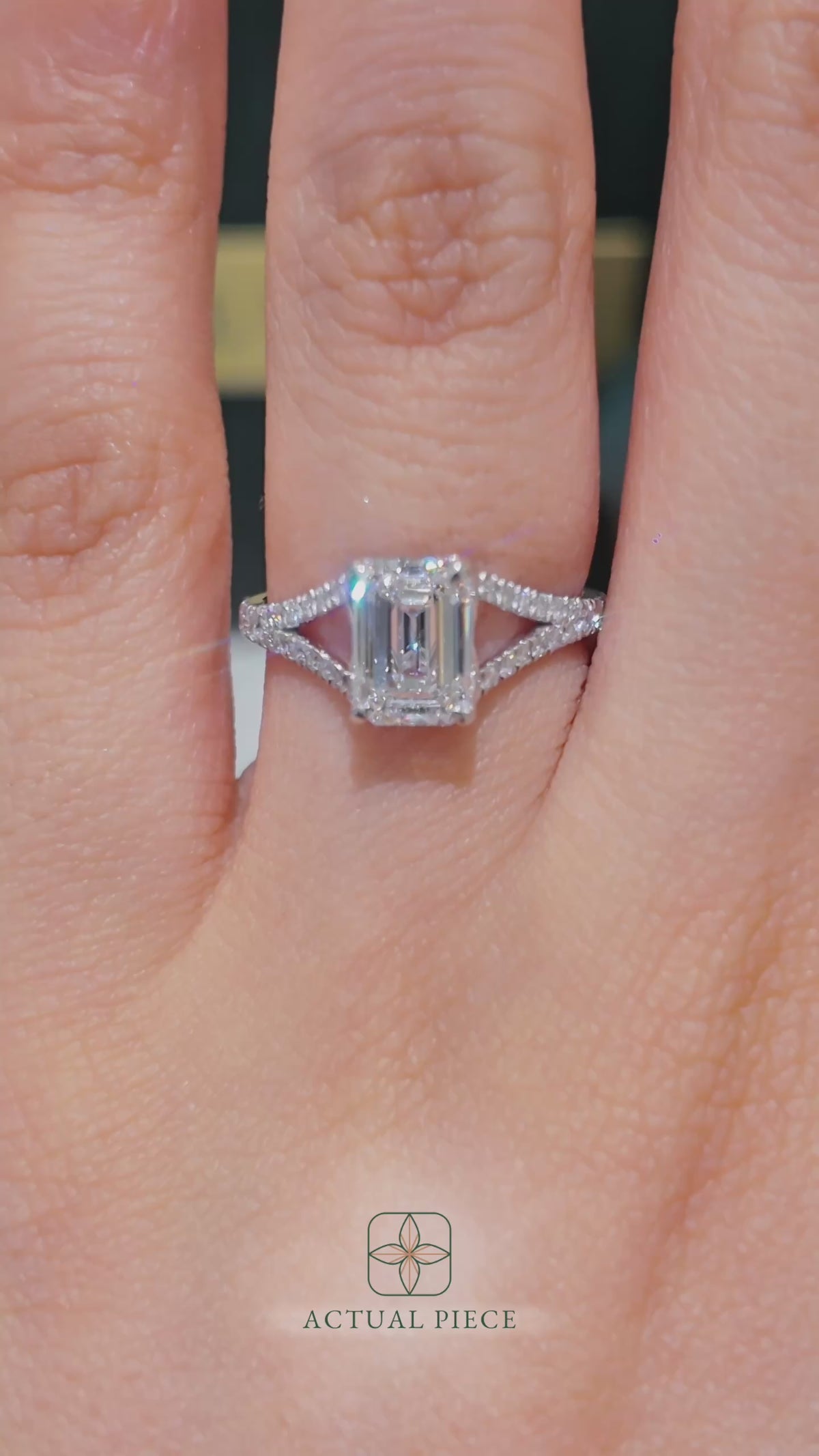 Load and play video in Gallery viewer, LUCCE LARA™ Emerald Lab Diamond 1.64ct D VVS2 IGI Platinum

