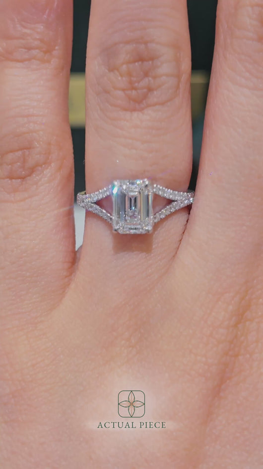 LUCCE LARA™ Emerald Lab Diamond 1.64ct D VVS2 IGI Platinum