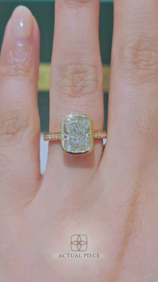 LUCCE CARLA™ Pavé Cushion Lab Diamond 3.08ct F VVS2 18K Yellow Gold