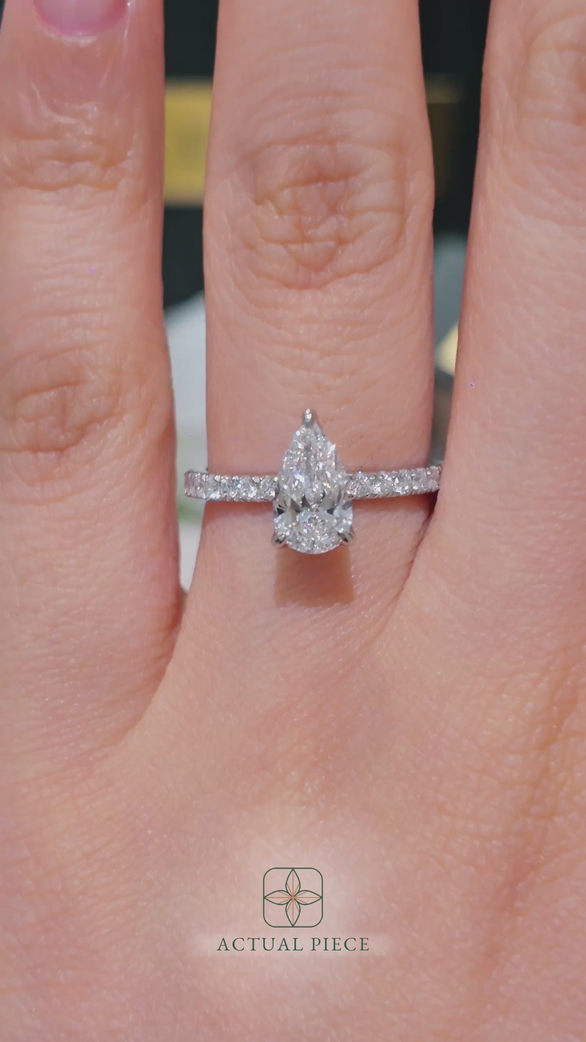 Load and play video in Gallery viewer, LUCCE LUCIA™ Halo Pavé Pear Lab Diamond 0.75ct D VVS2 IGI 18K White Gold
