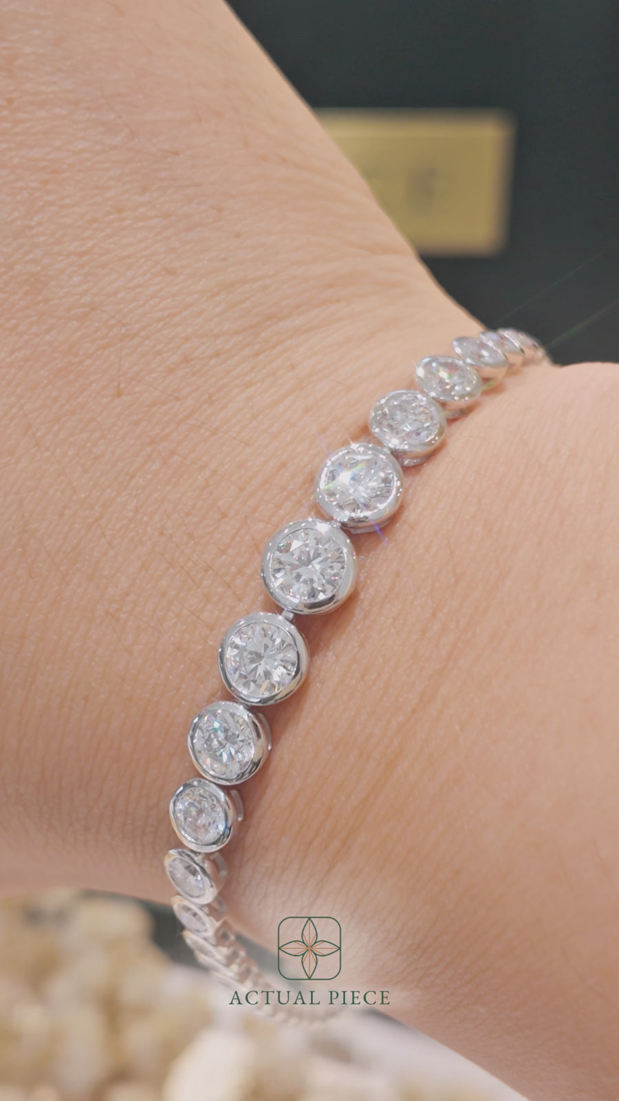 Load and play video in Gallery viewer, LUCCE Tapered Round Diamond Tennis Bracelet in Platinum
