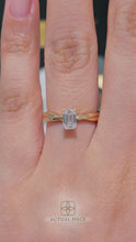 Load and play video in Gallery viewer, Lucce Fiore Solitaire Emerald Diamond
