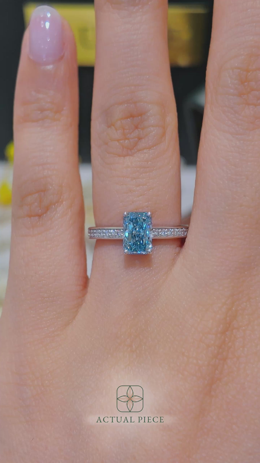 Load and play video in Gallery viewer, LUCCE KAELA™ Radiant OCEAN™ Lab Diamond 1.02ct FVB VS1 IGI Platinum

